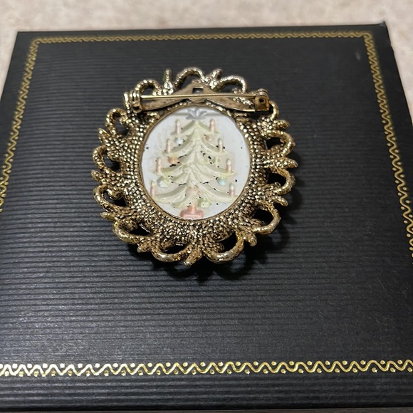VINTAGE INTAGLIO PAINTED CHRISTMAS TREE BROOCH - Picture 3 of 3